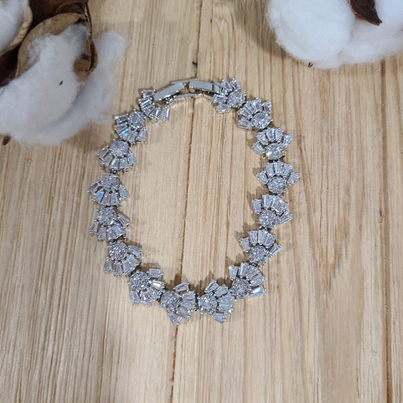 🩶🩶NEW🩶🩶EXQUISITE!! CZ BRACELET IN SILVER 🩶🩶 - Picture 11 of 16